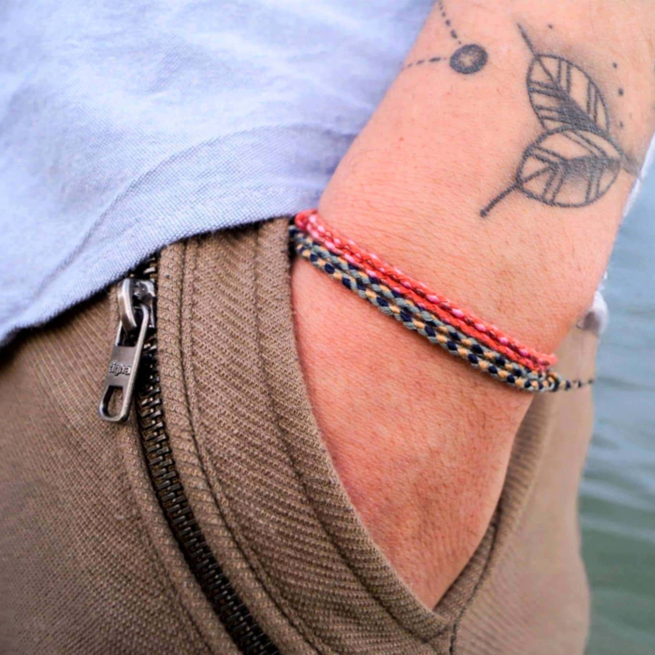 Made by Nami Boho Surfer-Armband 2-er Set Damen & Herren - Handmade Strand Festival Accessoires - 100% Wasserfest & Verstellbar - Freundschaftsarmbänder geflochten Stoff-Armband (Rot & Blau-Grün)