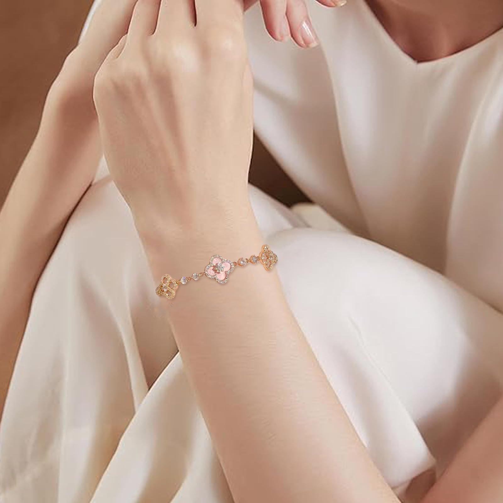 Gkaopi Armband Damen 925 Sterling Silber Cubic Zirkonia Kleeblatt Glücksbringer Armbander Verstellbar Stapelbare Blumen Armschmuck Wasserfest Handmade Schmuck Geschenk (Gold, Einheitsgrösse)