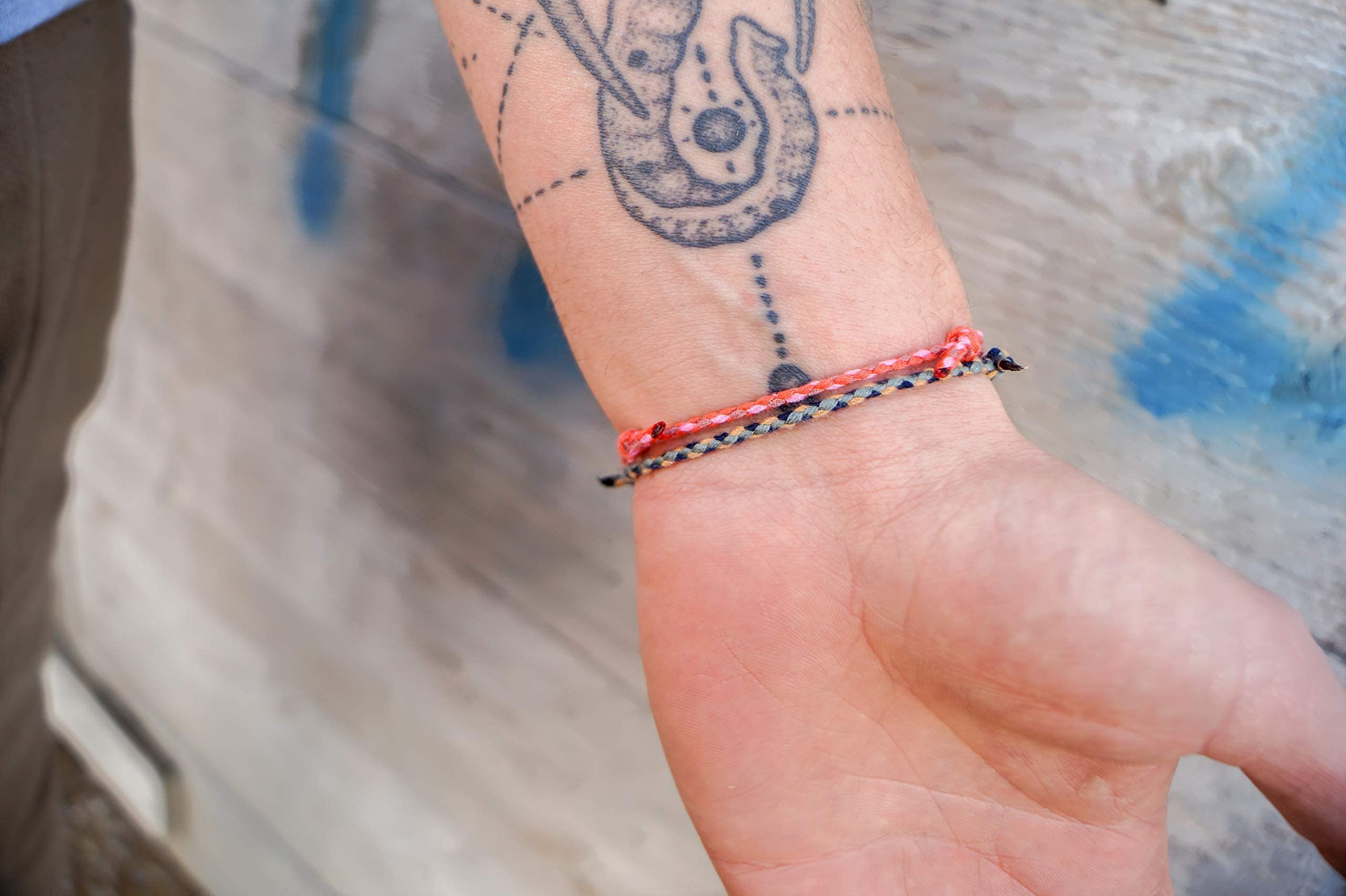 Made by Nami Boho Surfer-Armband 2-er Set Damen & Herren - Handmade Strand Festival Accessoires - 100% Wasserfest & Verstellbar - Freundschaftsarmbänder geflochten Stoff-Armband (Rot & Blau-Grün)
