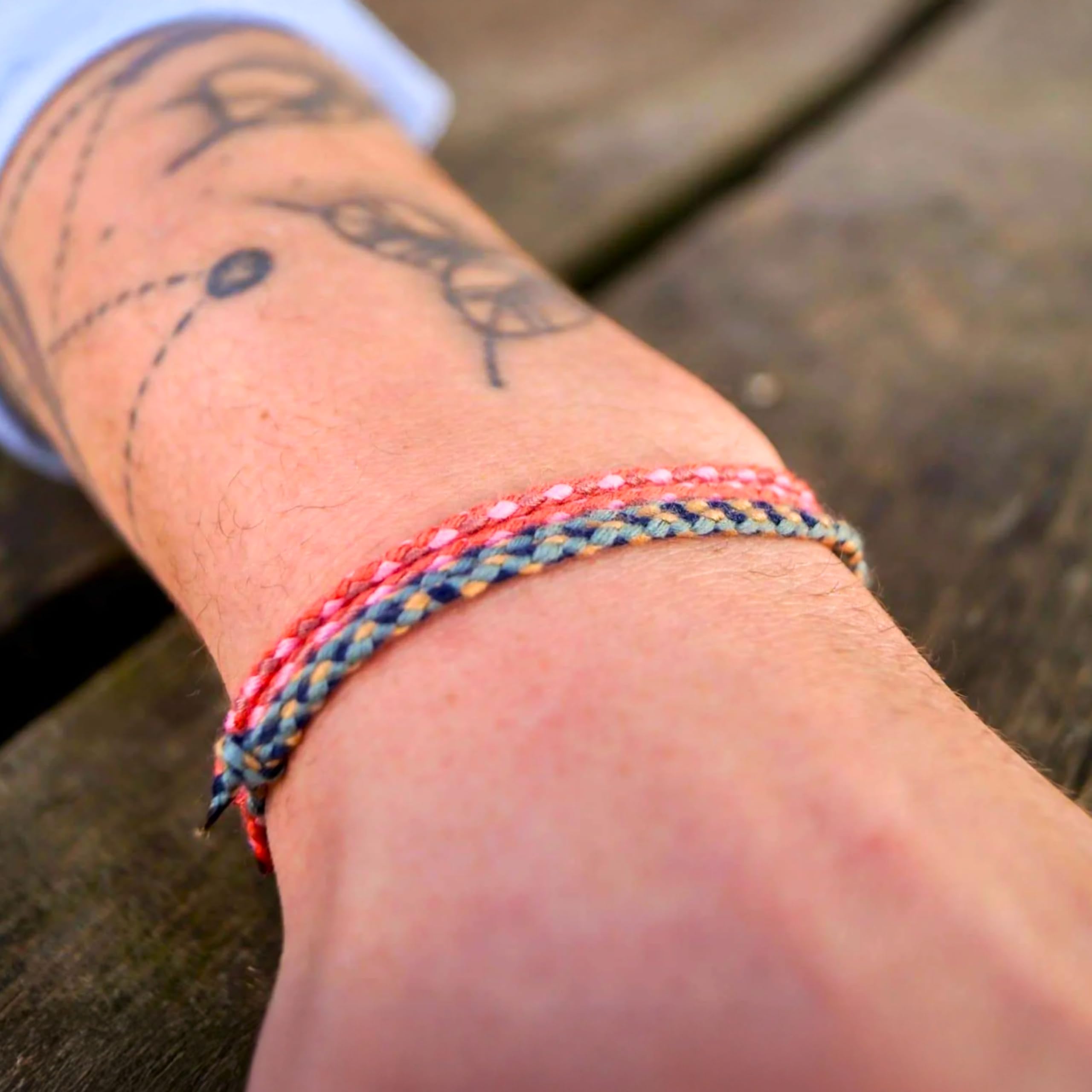 Made by Nami Boho Surfer-Armband 2-er Set Damen & Herren - Handmade Strand Festival Accessoires - 100% Wasserfest & Verstellbar - Freundschaftsarmbänder geflochten Stoff-Armband (Rot & Blau-Grün)